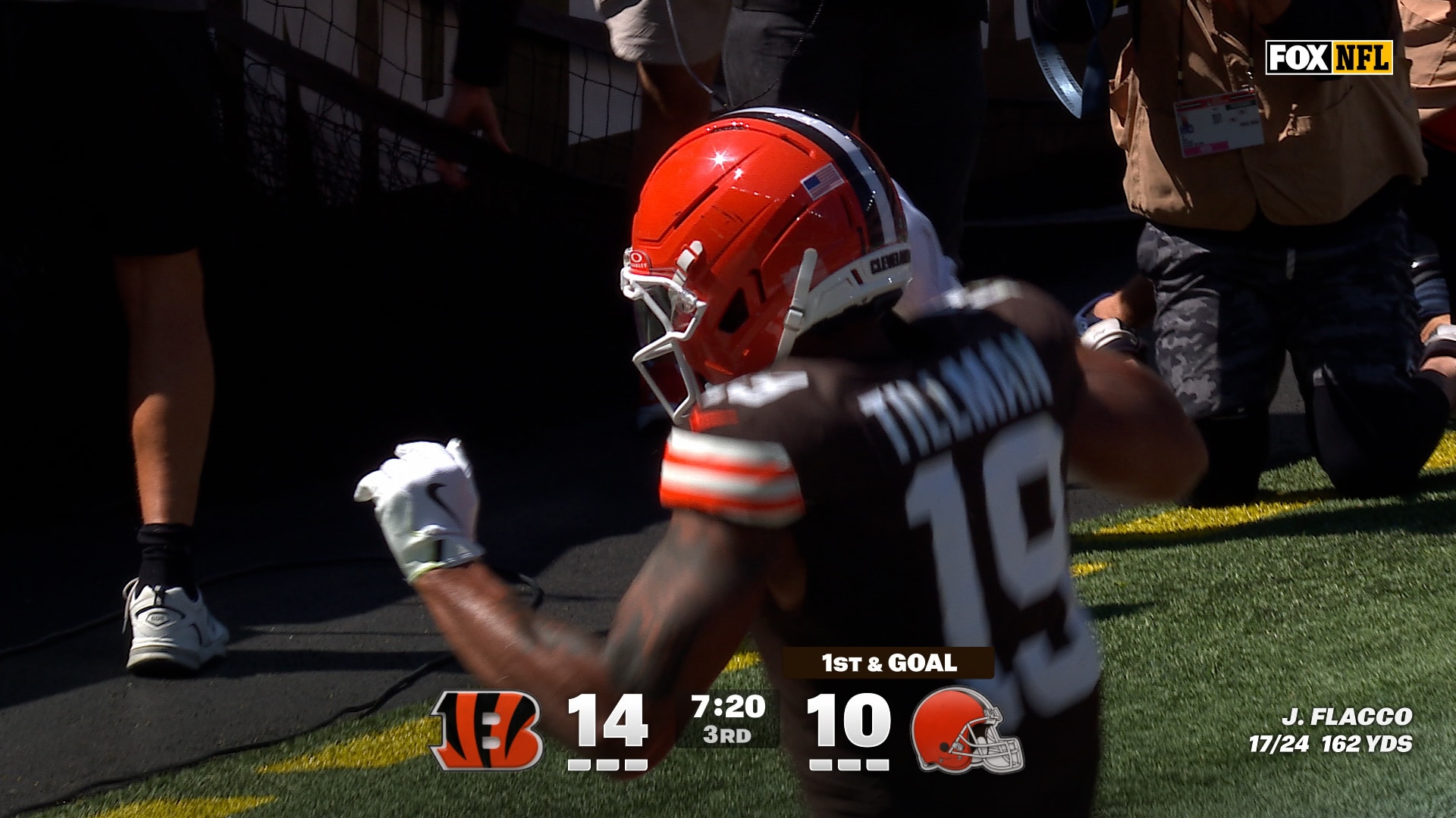 Joe Flacco connects with Cedric Tillman for a five-yard TD to give Browns a 16-14 lead over Bengals