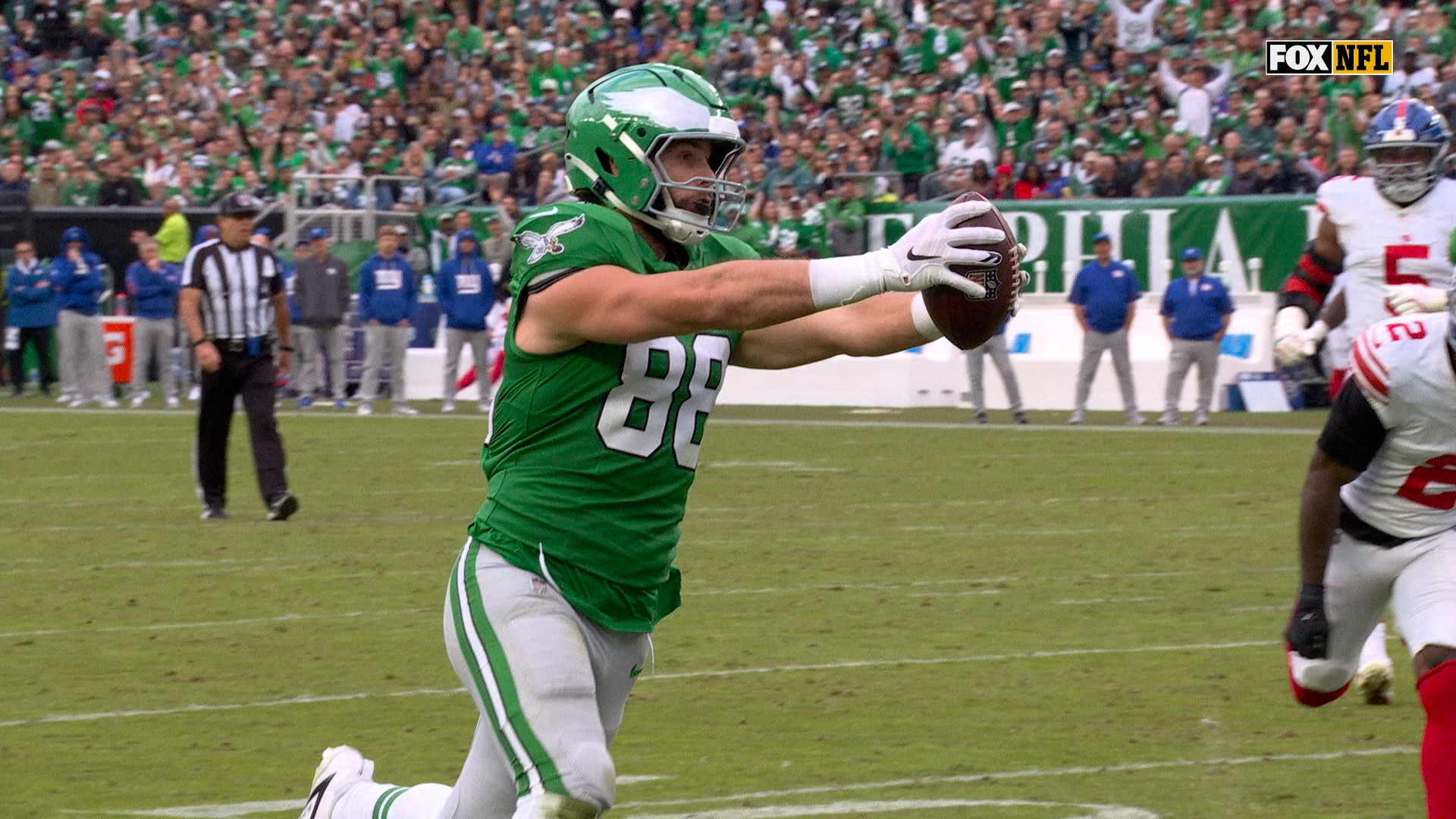 Jalen Hurts links up with Dallas Goedert for 6-yard TD, extending Eagles’ lead over Giants | NFL Highlights